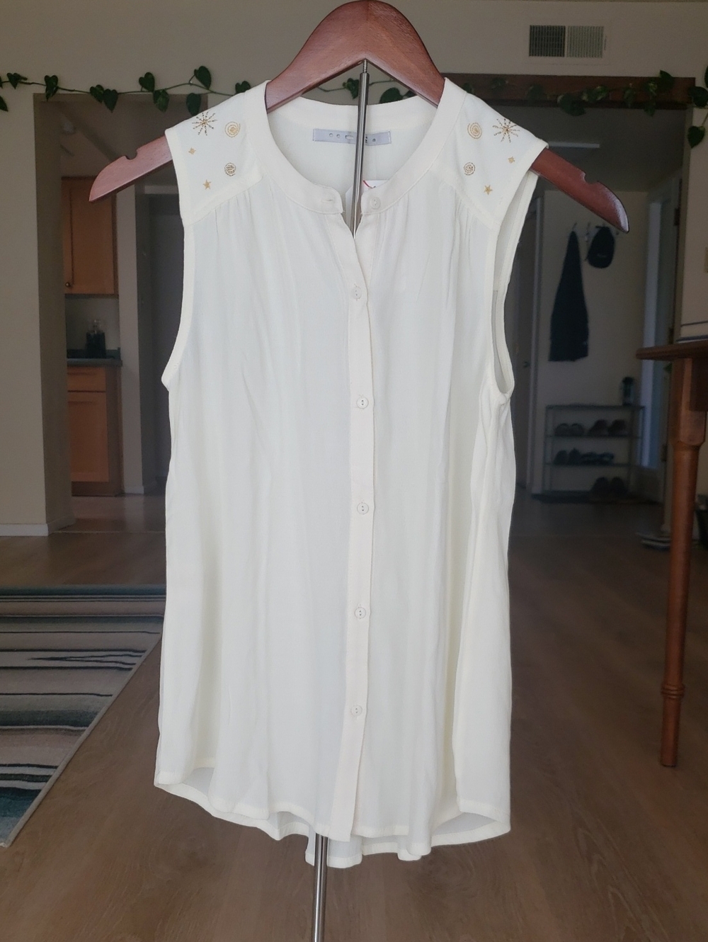 Sleeveless Ivory Button-Front Blouse with Embroidered Collar - Size XS-S